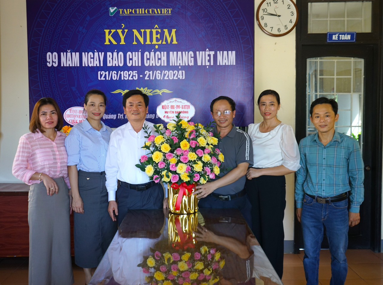 Huyện ủy-HĐND-UBND-UBMTTQVN huyện Đakr&ocirc;ng tặng hoa ch&uacute;c mừng